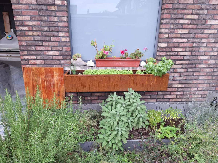 Hangende cortenstalen plantenbak voor buiten