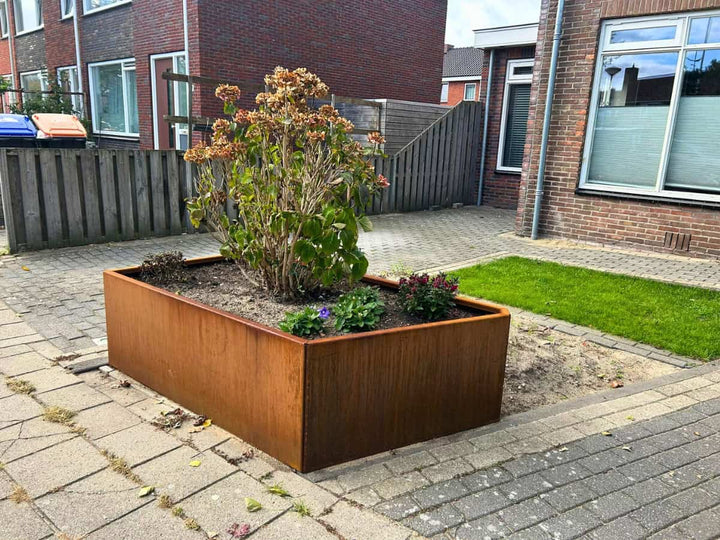Asymmetrische cortenstalen plantenbak