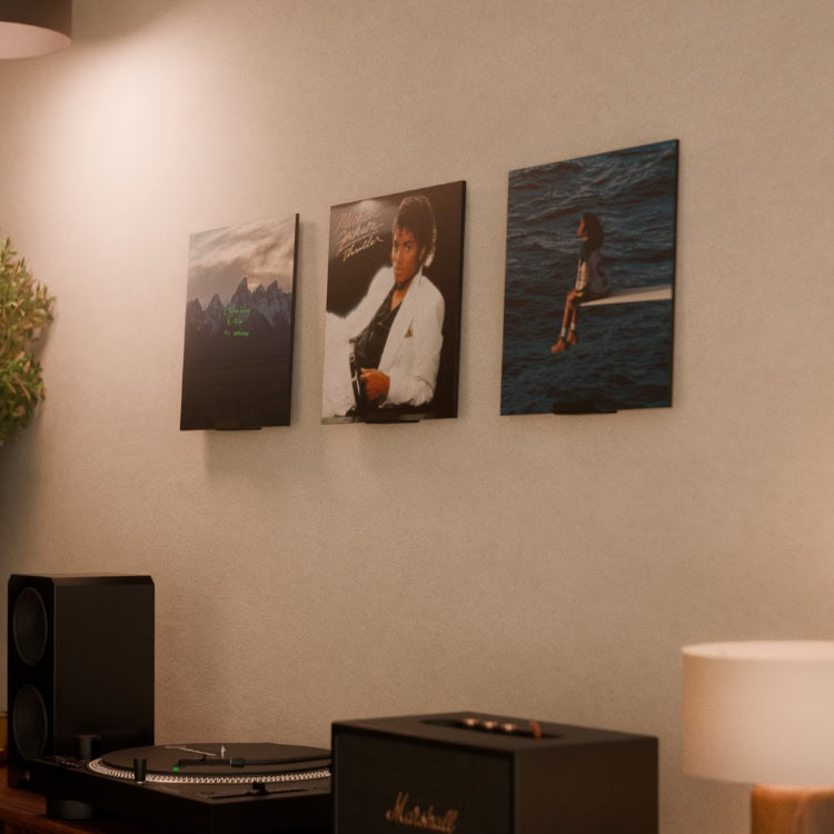 Close-up van drie LP houders van 8 cm aan de muur met platenhoezen (2)