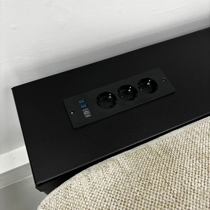 Metalen sidetable op maat met geïntegreerd stekkerblok, ideaal voor een nette en functionele woonruimte