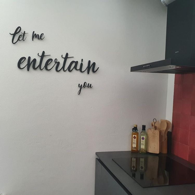 Metalen wandtekst “Let me entertain you” als moderne muurdecoratie