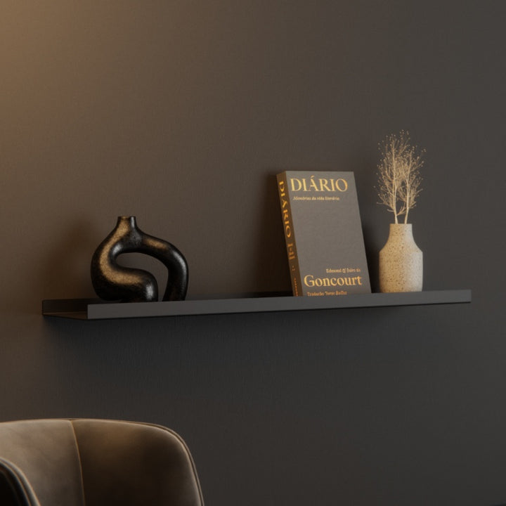 Zwarte metalen wandplank met luxe uitstraling voor een stijlvol modern interieur