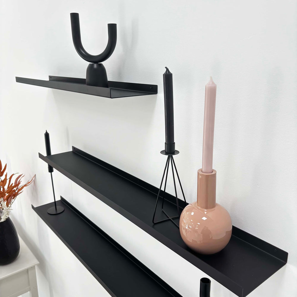 Zwarte metalen wandplanken op maat, strak vormgegeven voor moderne wandoplossingen