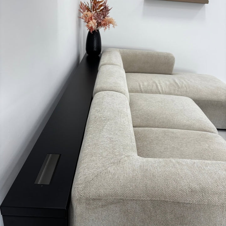 Metalen sidetable op maat gefotografeerd in een modern interieur