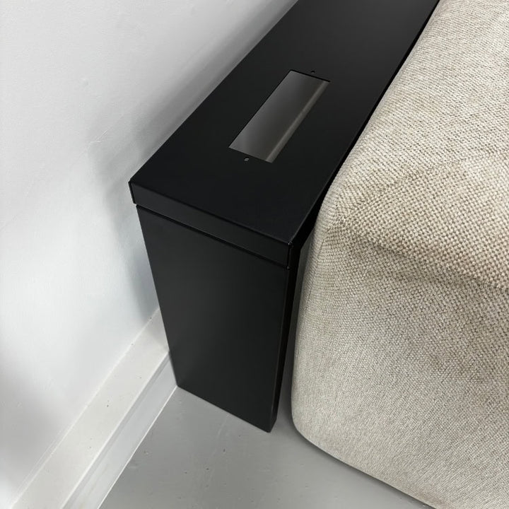 Metalen bijzettafel met geïntegreerde stekkerdooshouder, ontworpen voor slimme kabeloplossingen