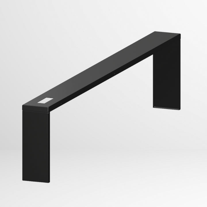 Op maat vervaardigde zwarte metalen bijzettafel, strak en functioneel