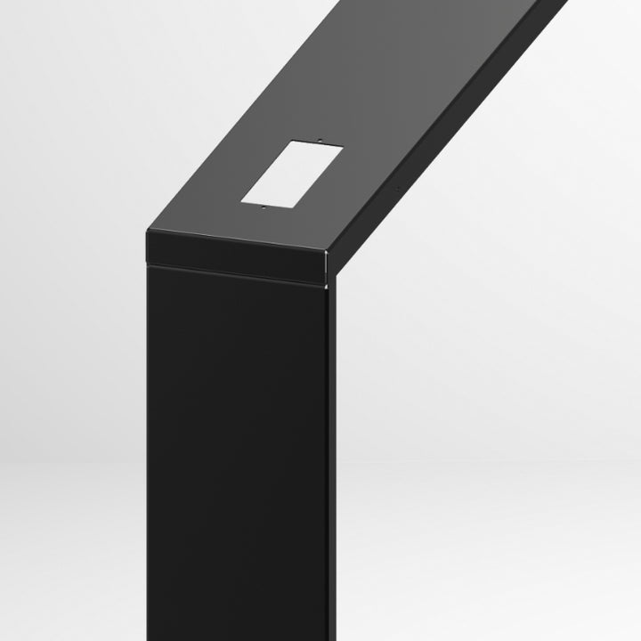 Zwarte metalen bijzettafel op maat met ingebouwd stekkerblok voor praktische woonruimte