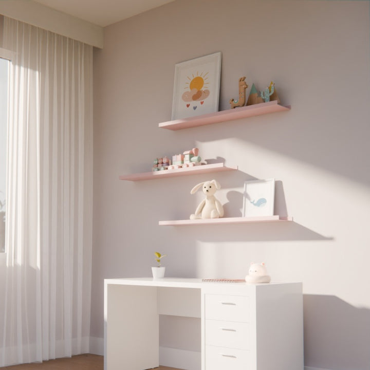 Roze wandplank op maat gemonteerd aan de muur