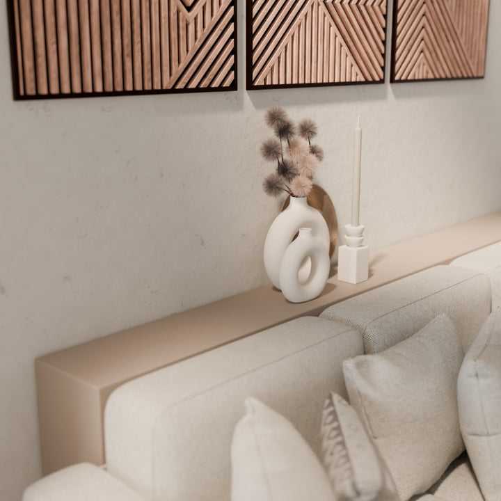 Grijsbeige metalen sidetable achter de bank, subtiel en strak vormgegeven voor een rustig interieur