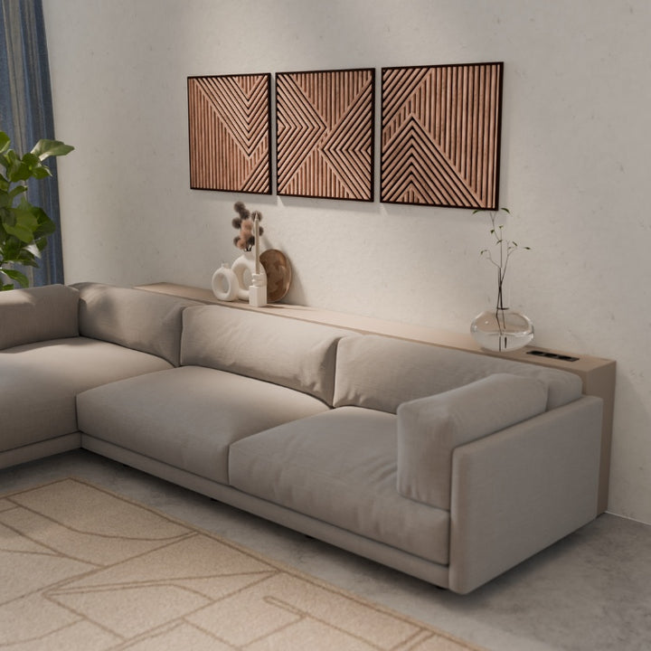 Grijsbeige sidetable op maat achter de bank, ontworpen voor een harmonieuze woonkamerstijl