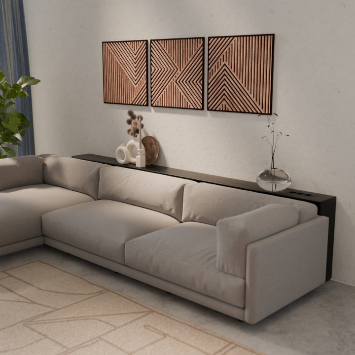 Zwarte sidetable op maat achter de bank, perfect afgestemd op moderne interieurs