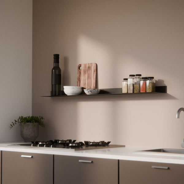 Wandplank in de keuken gebruikt als praktische en decoratieve opberger