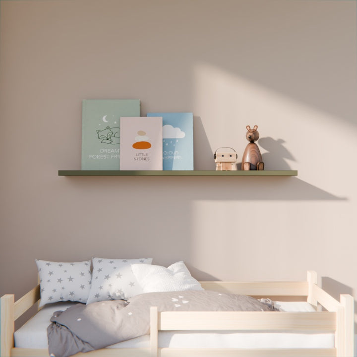 Groene wandplank in een kinderkamer als speels opberg- en decoratie-element