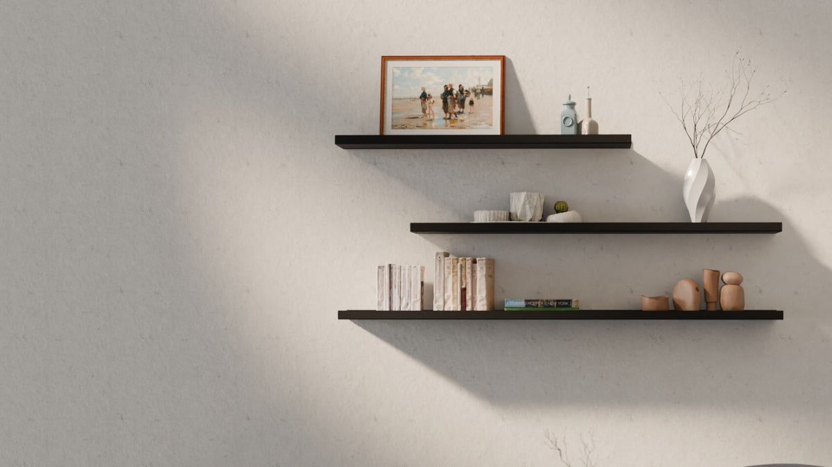 Zwarte metalen wandplanken aan een lichte muur