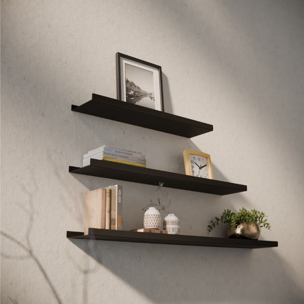 Industriële metalen boekenplank met robuuste uitstraling, ideaal voor het tonen van boeken en decoratie