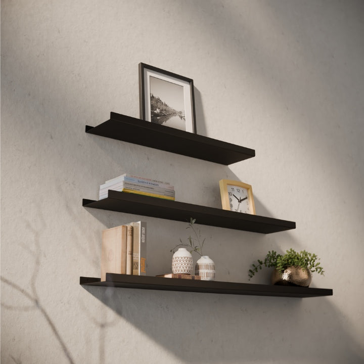 Industriële metalen boekenplank met robuuste uitstraling, ideaal voor het tonen van boeken en decoratie