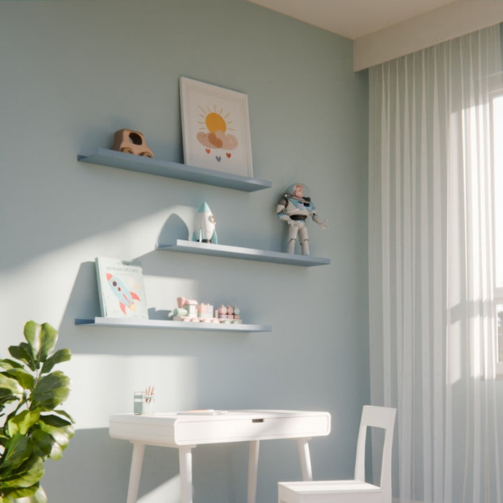 Metalen boekenplank in een kinderkamer aan de muur voor het opbergen van boeken