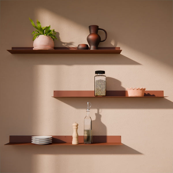 Donkerbruine wandplank met warme uitstraling voor sfeervolle inrichting