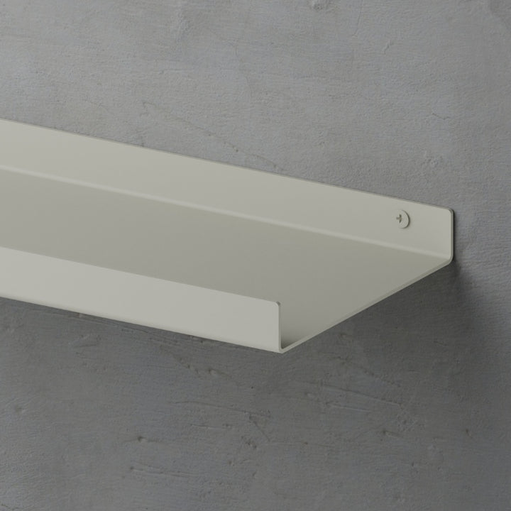 Grijze metalen wandplank aan de muur gemonteerd voor decoratie en opbergruimte