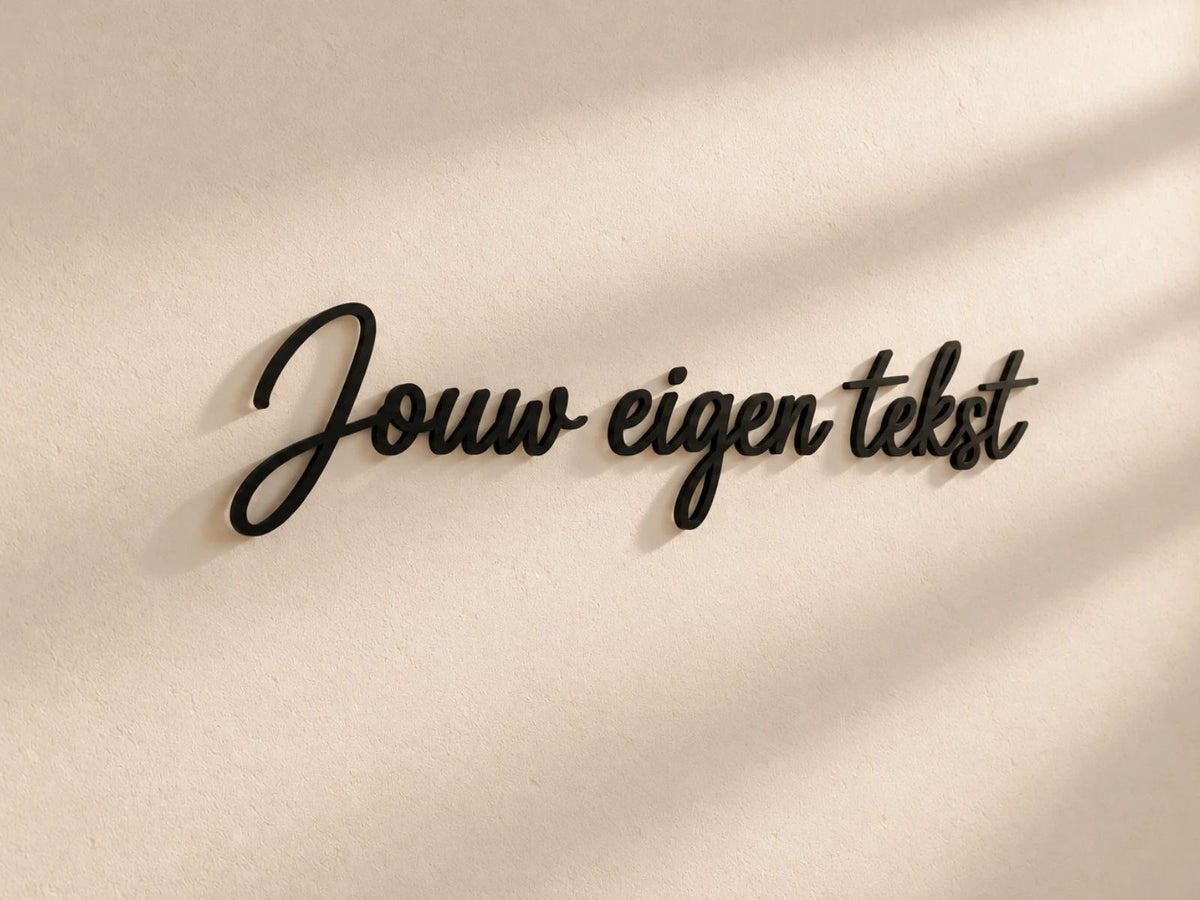 Metalen tekst op maat met de woorden Jouw eigen tekst aan een lichte muur