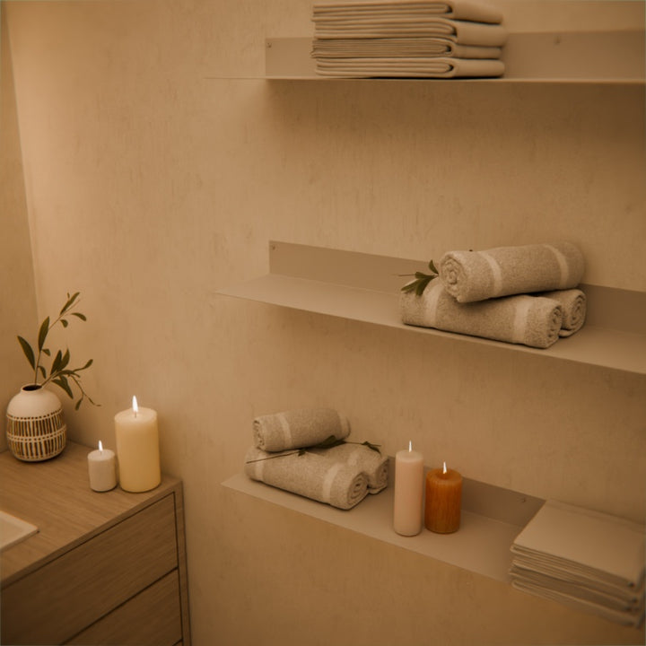 Lange wandplank in de badkamer zonder voorrand, uitgevoerd in een strakke L-vorm