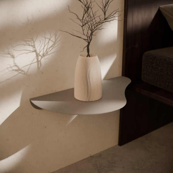 Organisch gevormde metalen wandplank aan de muur in een slaapkamerinterieur