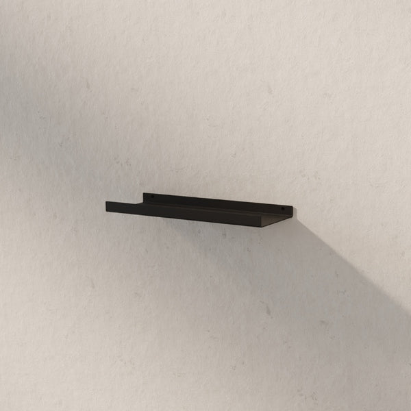 Metalen wandplank van 50 cm aan de muur gemonteerd