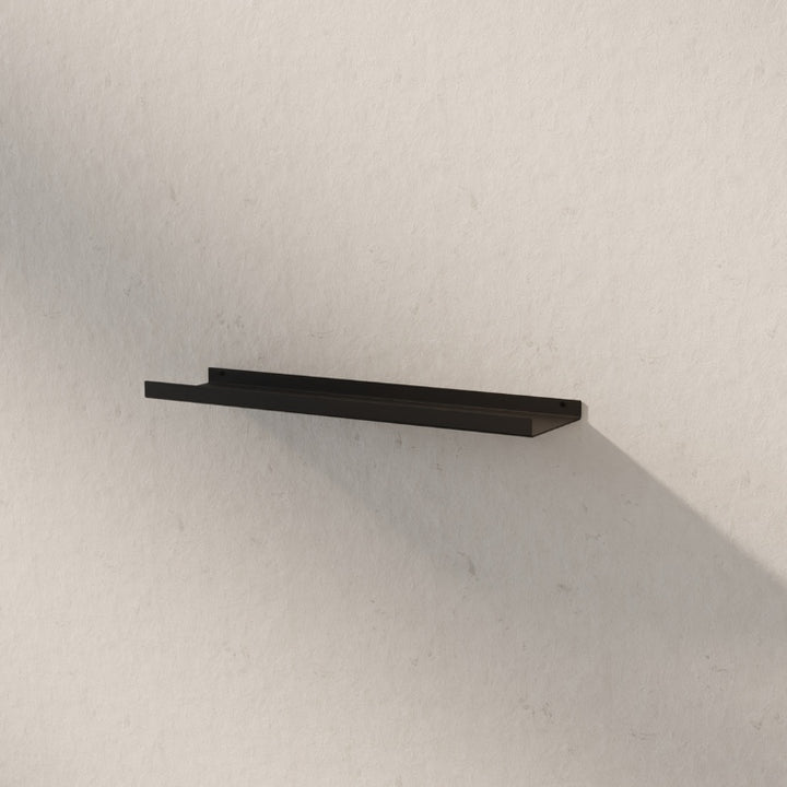 Metalen wandplank van 70 cm aan de muur gemonteerd