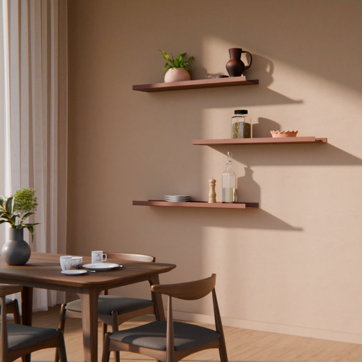 Bruine wandplank als decoratieve toevoeging aan het interieur