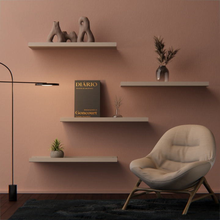 Wandplank ontworpen voor het tonen van fotolijsten