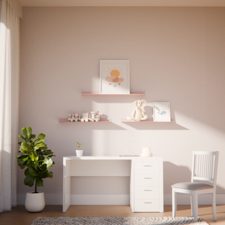 Metalen wandplank in een kinderkamer aan de muur gemonteerd voor decoratie en opbergruimte