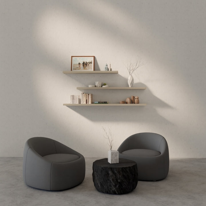 Zwevende beige wandplank in een strak interieur